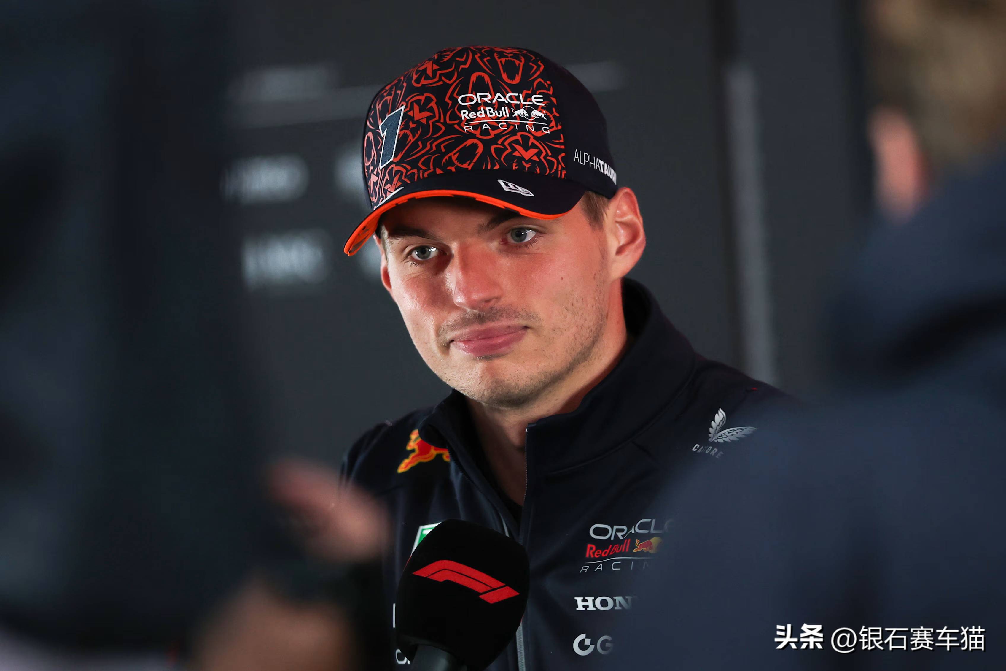 梅赛德斯横扫红牛二队,维斯塔潘点燃赛场 梅赛德斯横扫红牛二队,维斯塔潘点燃赛场