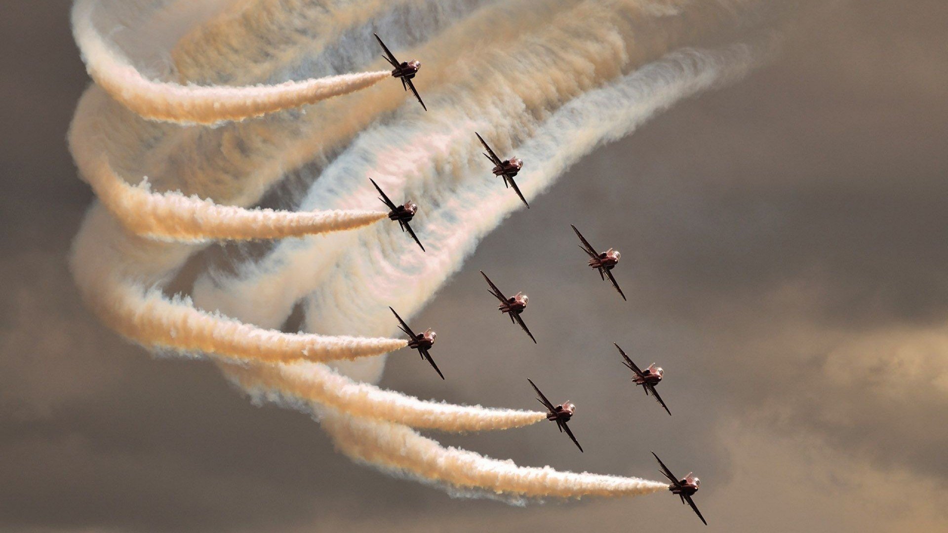 当F1新赛季的轮胎尖叫,遇见莱万的进球狂啸