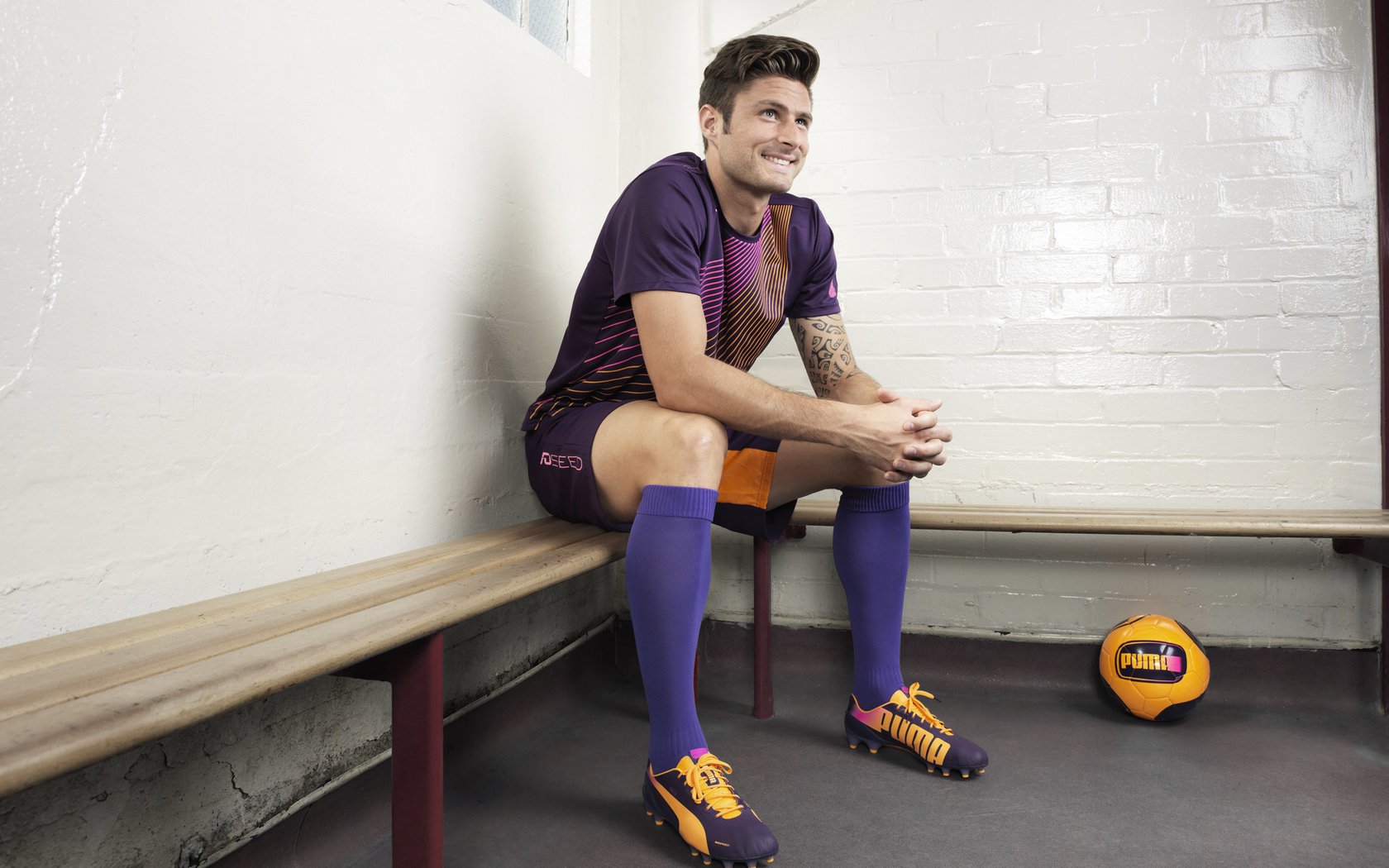 开云体育-新王登基与旧神归来，当团队洪流淹没孤岛，个人英雄主义是否已成绝响？